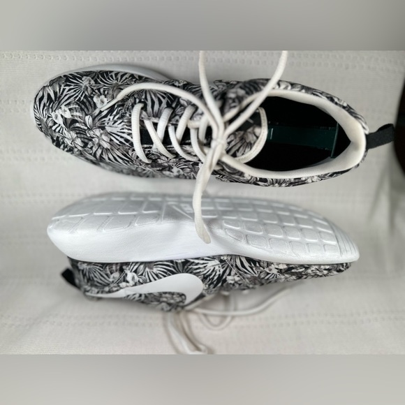 Nike Roshe One Print Floral Black White Sneakers - Picture 5 of 9